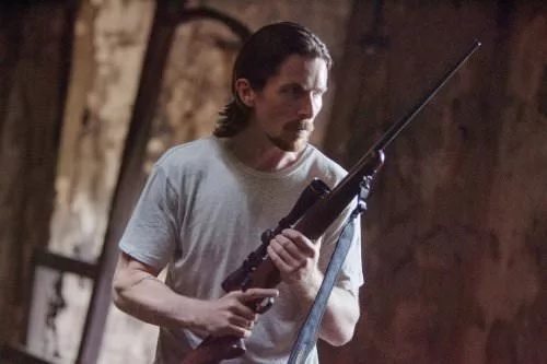 Russell (Christian Bale) kann auch anders: Wenn es um seinen Bruder geht, kennt er keine Gnade © Tobis Film
