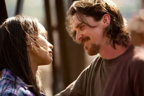 So eng zusammen und doch so weit auseinander. Russell (Christian Bale) und Lena (Zoë Saldaña)