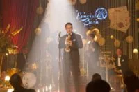 Ronnie Kray (Tom Hardy) versucht sich am Saxofon
