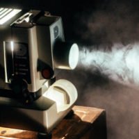 Ein Projektor, der in den Nebel strahlt