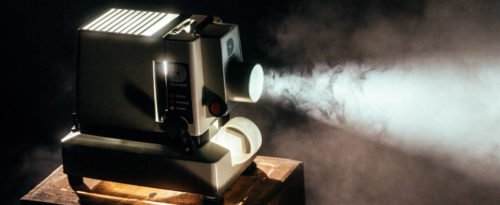 Ein Projektor, der in den Nebel strahlt