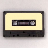 Eine Kassette auf weißem Grund