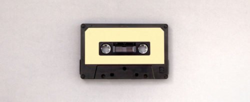 Eine Kassette auf weißem Grund