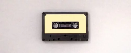 Eine Kassette auf weißem Grund