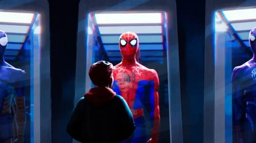 Miles blickt auf den Spider-Man-Anzug, der ausgestellt wird.