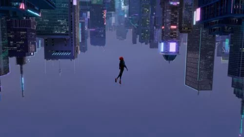 Miles schwebt als Spider-Man in der Luft über New York
