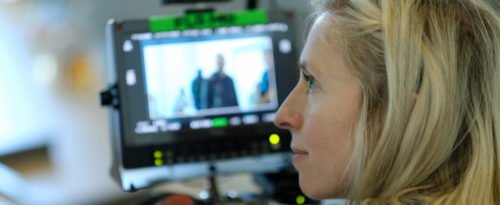 Bild von Jessica Hausner vor Monitor