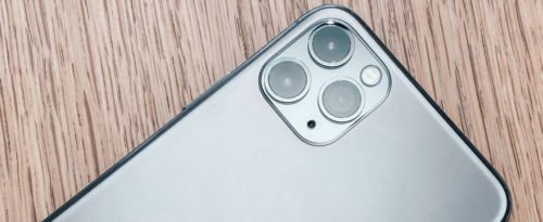 iPhone Pro 11 liegt auf dem Tisch