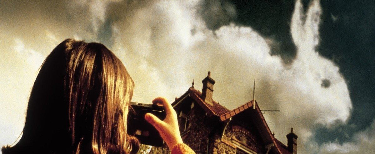 Ein Mädchen fotografiert eine Wolke, die wie ein Hase aussieht - Szenenbild aus Film Die Fabelhafte Welt der Amelie