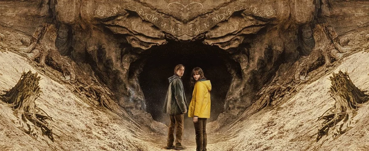 Zwei Jugendliche vor einer Höhle - Szenenbild aus Serie Dark
