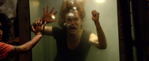 Frau ist im Wasserbassin eingesperrt und droht zu ertrinken