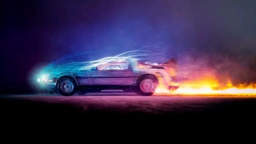 Der DeLorean in bunten Farben, mit brennender Spur und Blitzen, kurz bevor er durch die Zeit reist