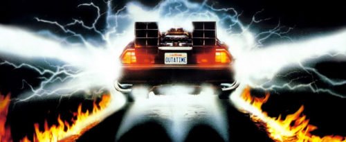 Der Delorean von hnten, wie er mit einer brennenden Spur aus dem Bild färht