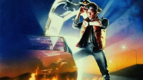 Marty McFly, wie er vor dem DeLorean überrascht auf die Armbanduhr schaut
