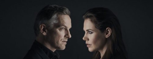 Teasergrafik von Du sollst nicht lügen. Die Protagonisten schauen sich msstrauisch an