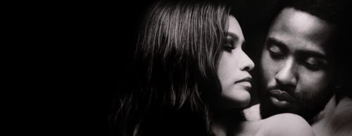 Malcolm nimmt Marie von hinten in den Arm, sie schaut Malcolm über die Schulter an