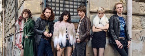 Die Darsteller von der Serie lehnen gegen eine Hauswand und schauen in die Kamera