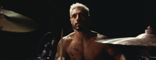 Hauptdarsteller Ruben sitzt am Schlagzeug