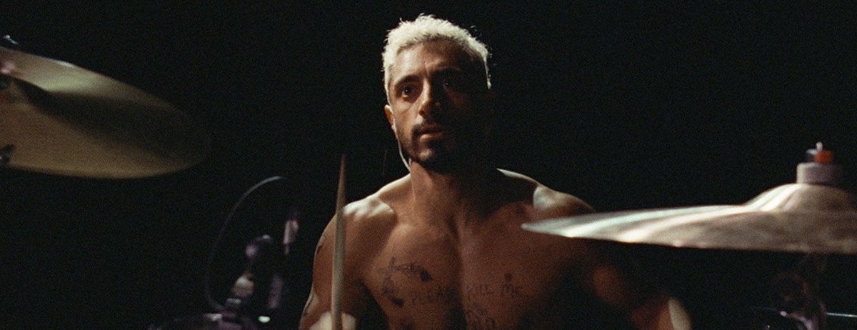 Hauptdarsteller Ruben sitzt am Schlagzeug