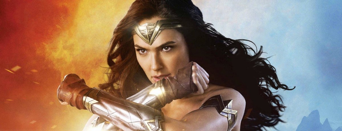 Wonder Woman kreuzt die Arme, um sich zu schützen