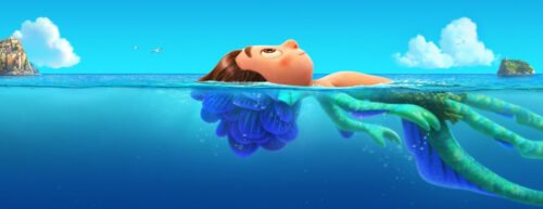 Luca liegt im Wasser. Über der Wasseroberfläche ist er ein Mensch, unter der Wasseroberfläche ein Seemonster mit Tentakeln