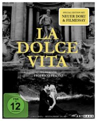 Cover des Films La Dolce Vita: Die Hauptdarstellenden Marcello Mastroianni und Anita Ekberg befinden sich im römischen Trevibrunnen und küssen sich.