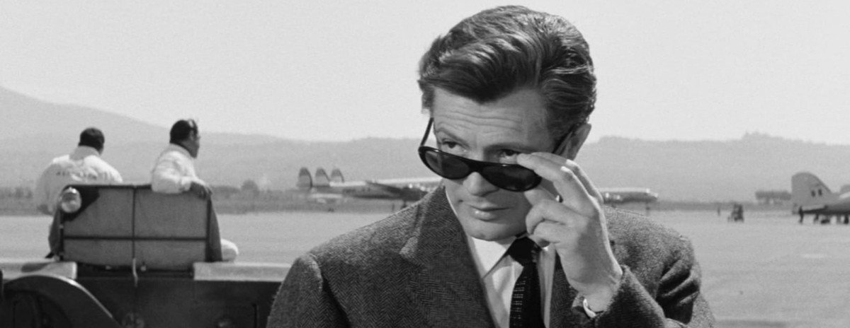 Hauptdarsteller Marcello Mastroianni zieht die Sonnenbrille etwas herunter und schaut über die Ränder