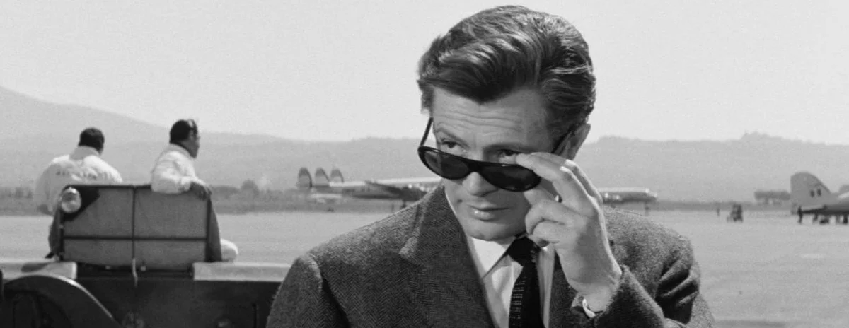 Hauptdarsteller Marcello Mastroianni zieht die Sonnenbrille etwas herunter und schaut über die Ränder