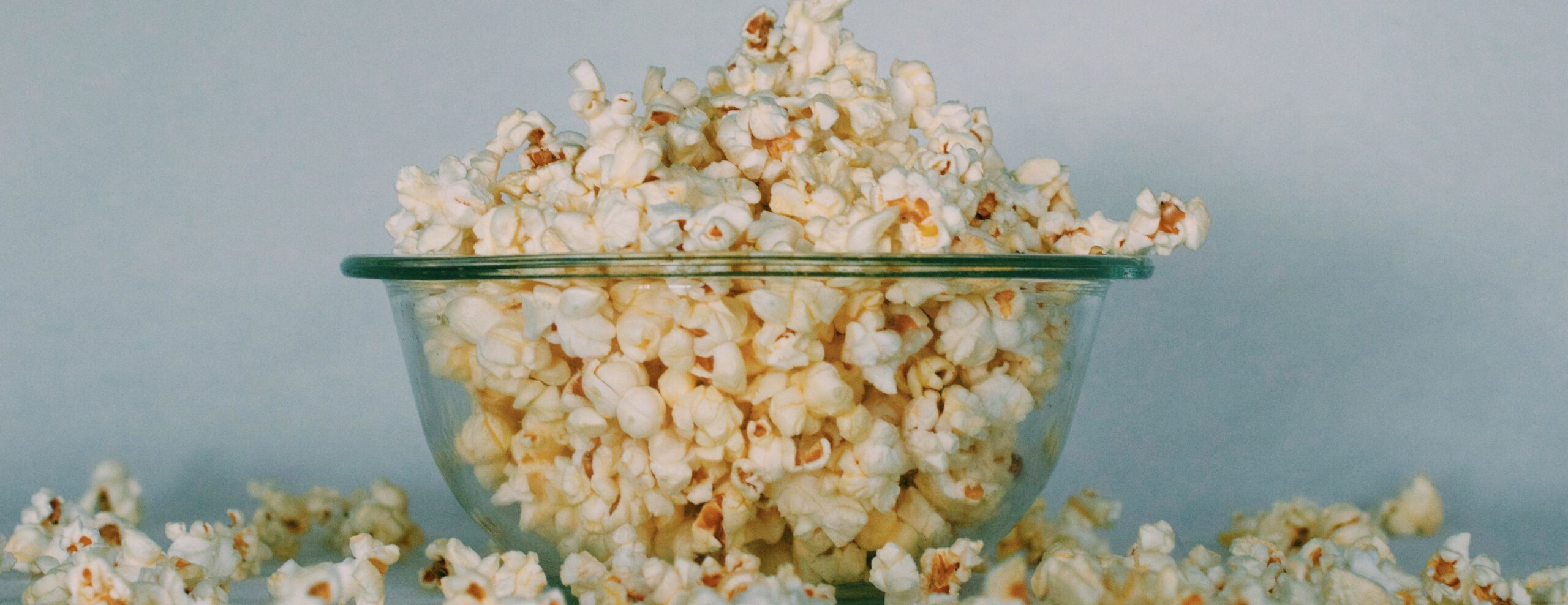 Eine Glasschale Popcorn