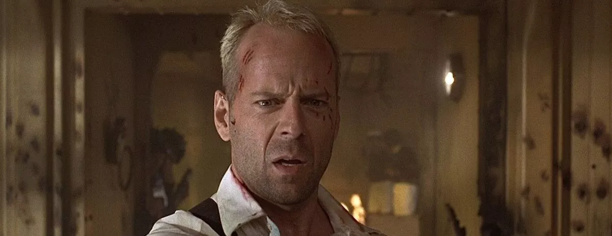Szenenbild von Bruce Willis in Das Fünfte Element: Er schaut direkt in die Kamera