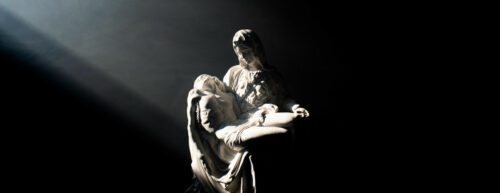 Eine Marienstatue, die den sterbenden Jesus in den Armen hält