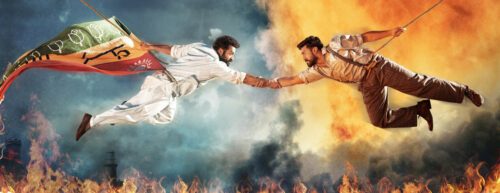 Die Protagonisten hängen an Seilen, greifen sich an den Armen, während es von unten und im Hintergrund brennt