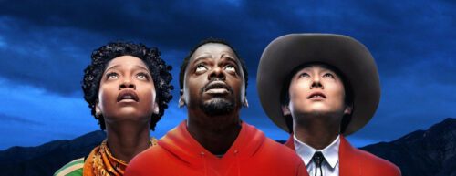 Die drei Protagonisten schauen unheilvoll nach oben aus dem Bild