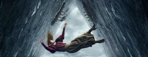 Hauptdarstellering Maura im freien Fall, während sie sich in einer Art Dreieck aus Meeren befindet.